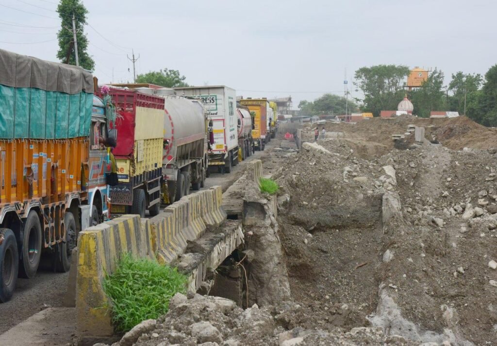 बायपास फिर जाम से बेहाल, लगातार दूसरे दिन भी फंसे लोग,नहीं संभले हालात