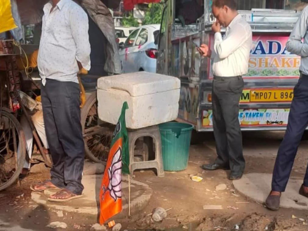 भाजपा का ध्वज कीचड़ में डालकर अपमानित करने पर आप नेताओं पर मामला दर्ज