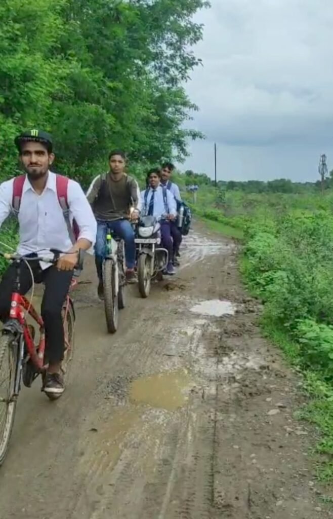 नयापुरा के शासकीय मॉडल स्कूल का पहुंच मार्ग बदहाल, कीचड़ के बीच से स्कूल जा रहे विद्यार्थी