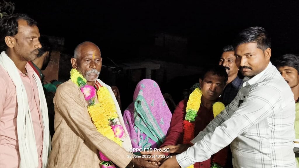 खोए हुए बेटे को 22 साल बाद पाकर माता पिता के छलके आंसू 