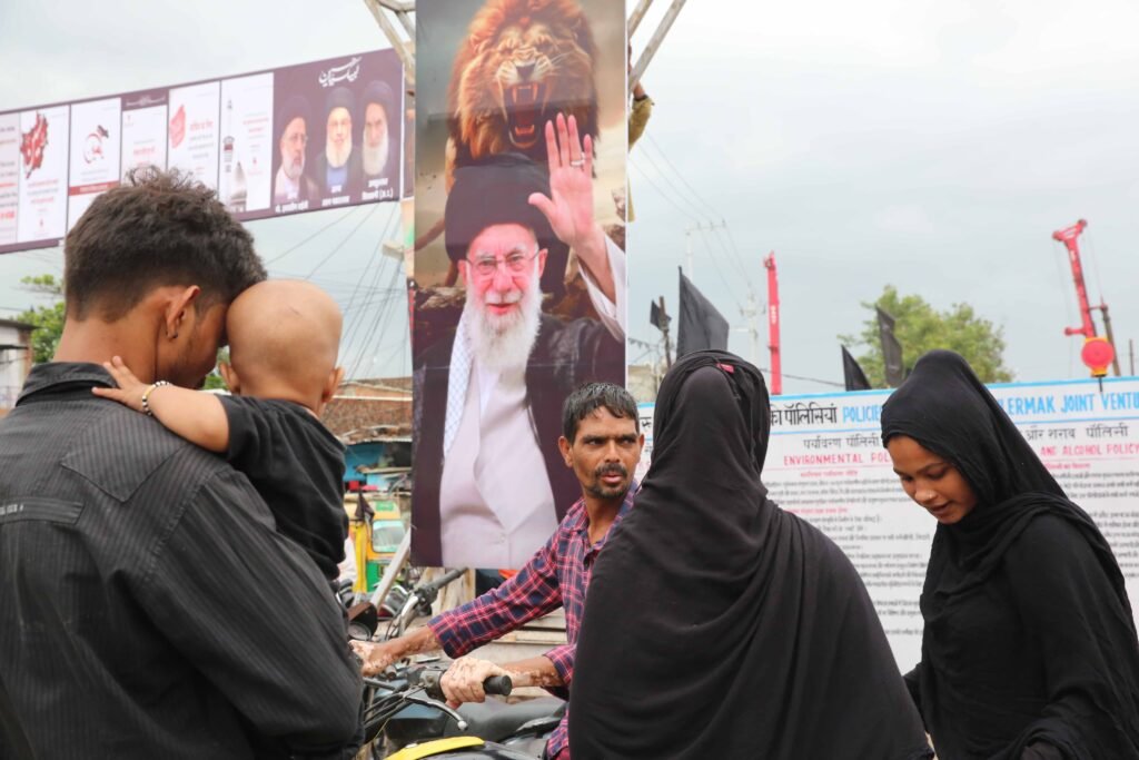 भोपाल में ईरानी डेरे ने खमेनेई के पोस्टर लगाए,उन्हें बताया शेर