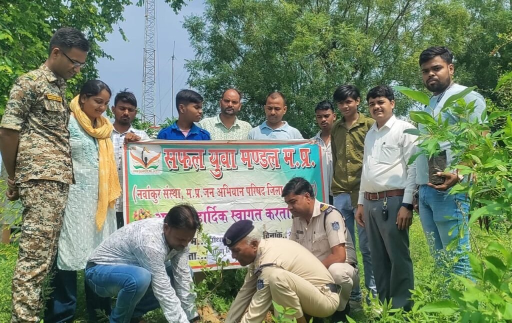 तिघरा थाना परिसर में पौधारोपण