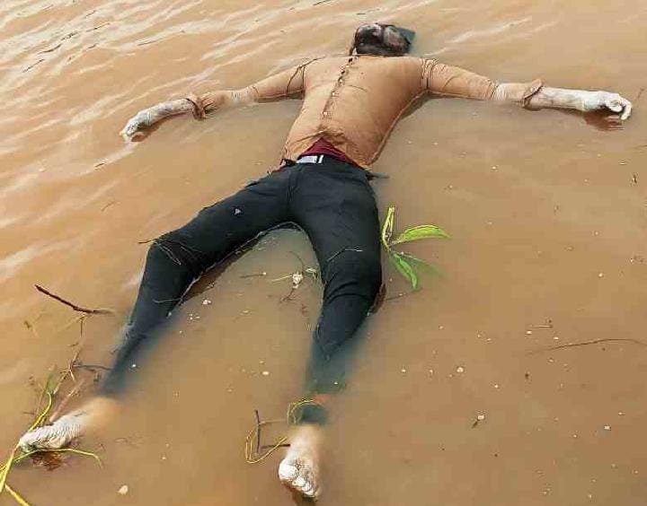 सरस्वतीघाट में उतराती मिली लाश