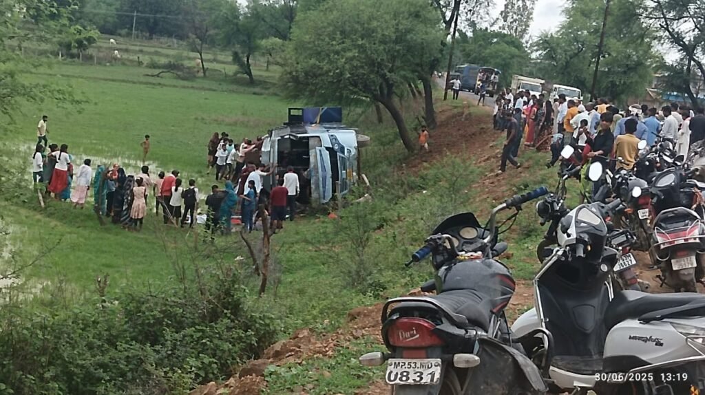 घोघरा में पलटी बस, आधा दर्जन यात्री घायल