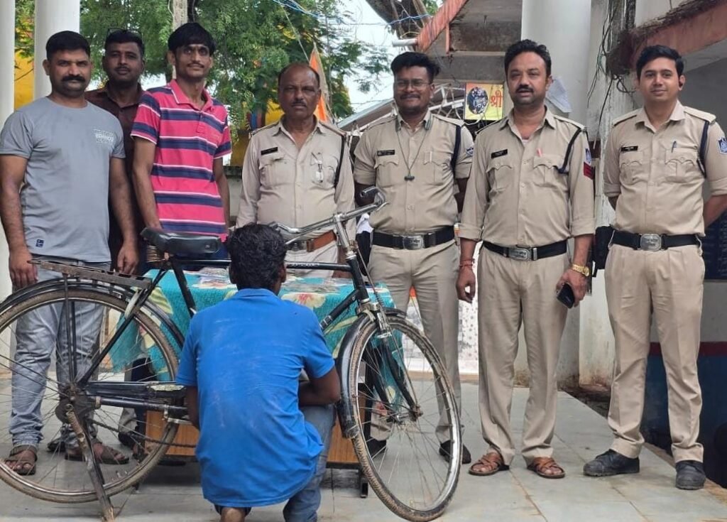 लाखों के जेवरात के साथ साइकिल चोर गिरफ्तार