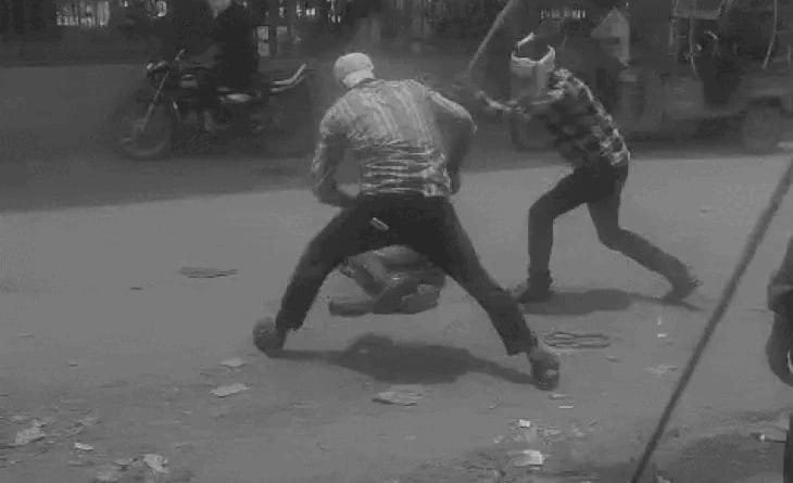 बेटी से छेड़छाड़ का विरोध किया तो पिता को बेहोश होने तक पीटा