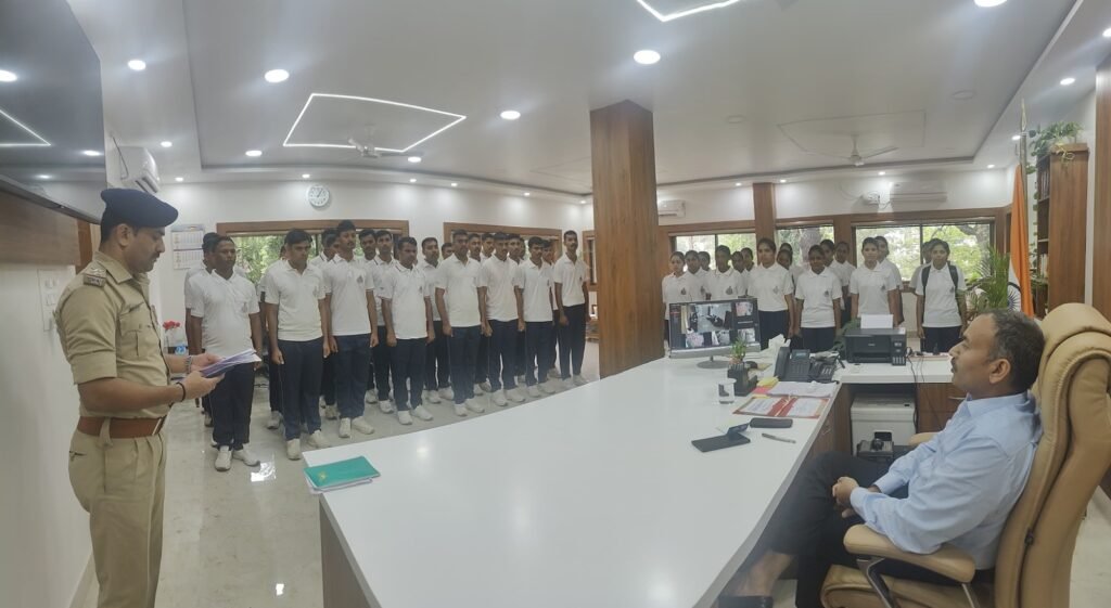 46 नव आरक्षकों को एसपी ने किया ब्रीफ