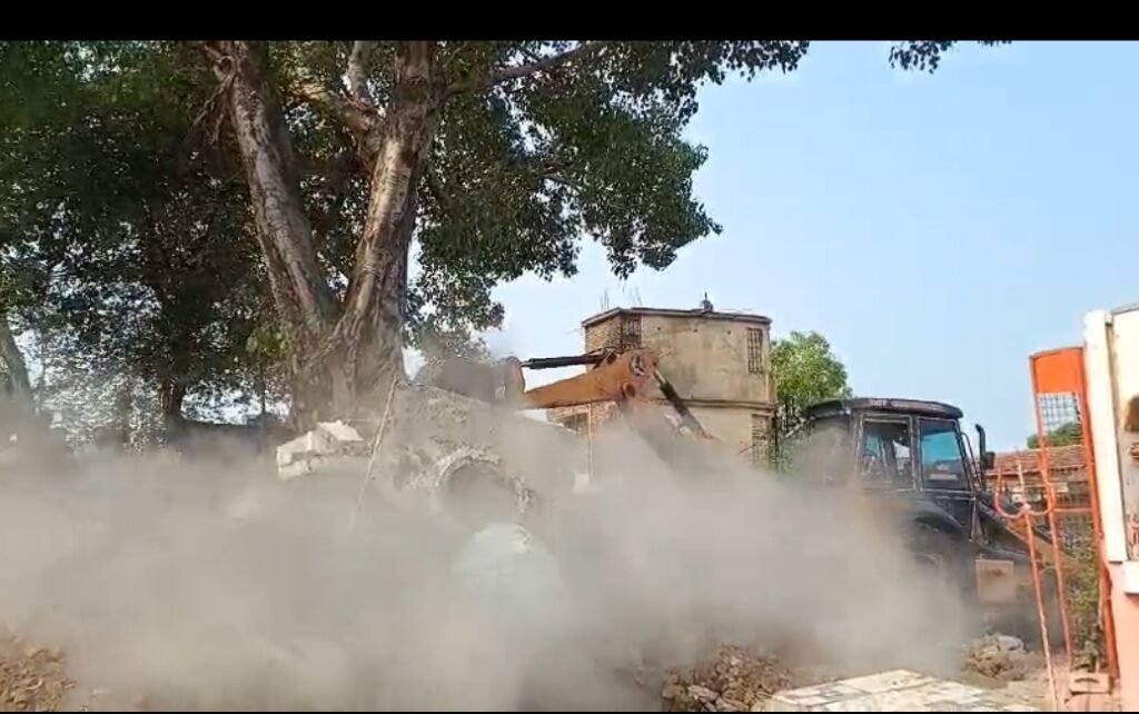 पुराने अस्पताल की भूमि से अतिक्रमण हटा,मदरसा और मंदिर सहित कई पक्के निर्माण ढहाए