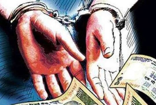 नामांतरण के एवज में घूस ले रहे बाबू को लोकायुक्त ने पकड़ा