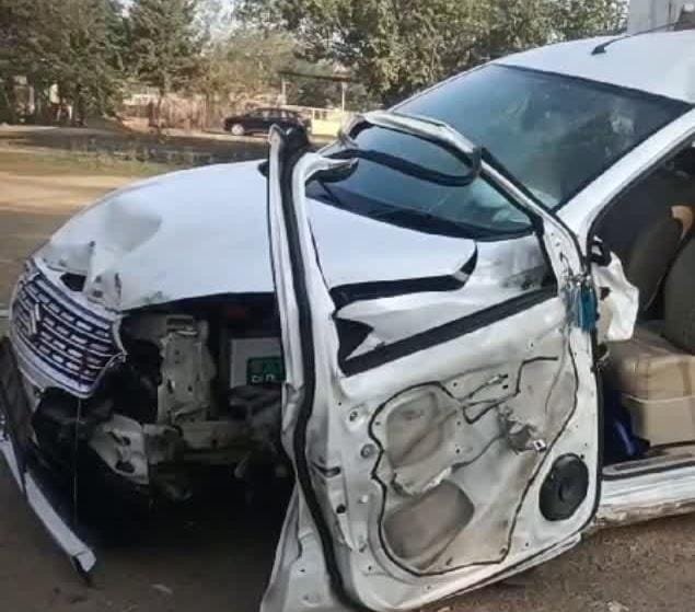 शिवपुरी में तेज रफ्तार ट्रक ने कार को मारी टक्कर, एयरबैग खुलने से परिवार की बची जान