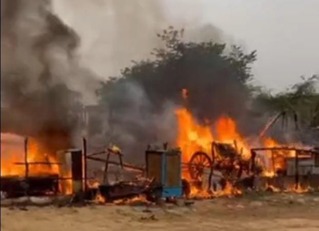 गैस रिसाव से लगी आग, सिलेंडर फटे, तीन टपरे खाक, लाखों का नुकसान