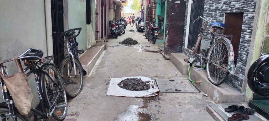 भमोरी क्षेत्र: चेंबर की गाद छोड़ जाते हैं बाहर, लोग होते हैं परेशान