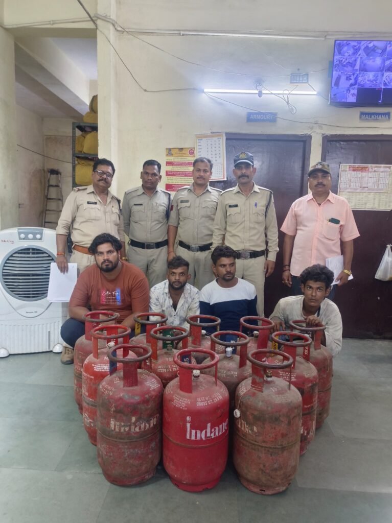 गैस टंकी चोर गिरोह पकड़ा, 12 टंकियों सहित 4 गिरफ्तार