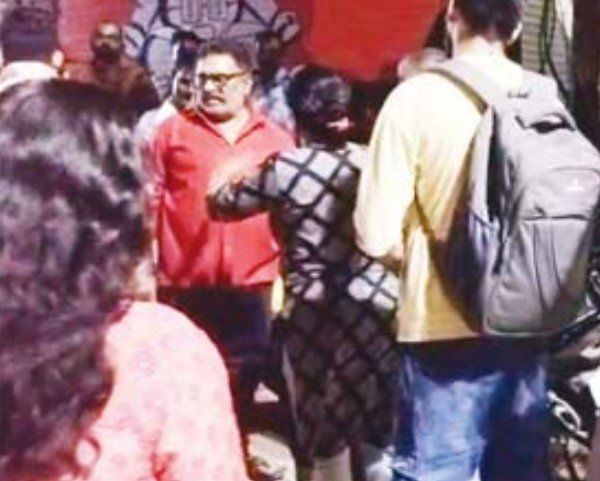 गली को सुविधा घर बनाने पर युवक ने रोका, शराबियों ने बरसाए पत्थर