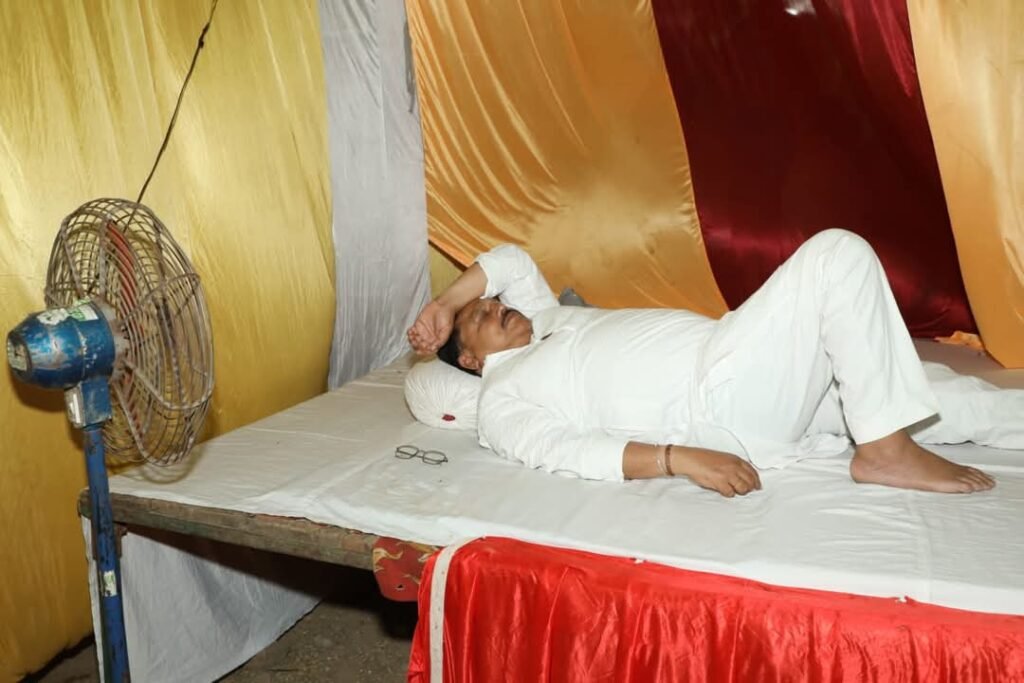 ऊर्जा मंत्री तोमर ने साधारण से टेंट में पंखे के नीचे रात गुजारी