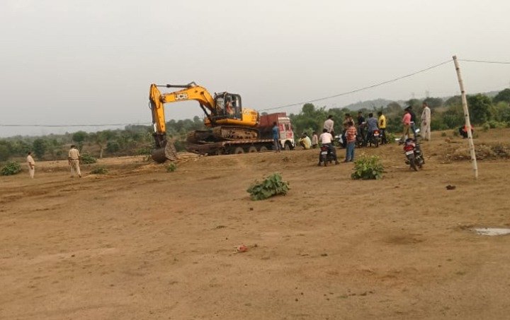 सीधी की बंद रेत खदानों से अवैध उत्खनन,राजस्व और पुलिस की टीम का छापा