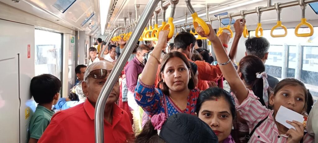 मेट्रो को लेकर उत्साह,परिवार संग लिया यात्रा का आनंद