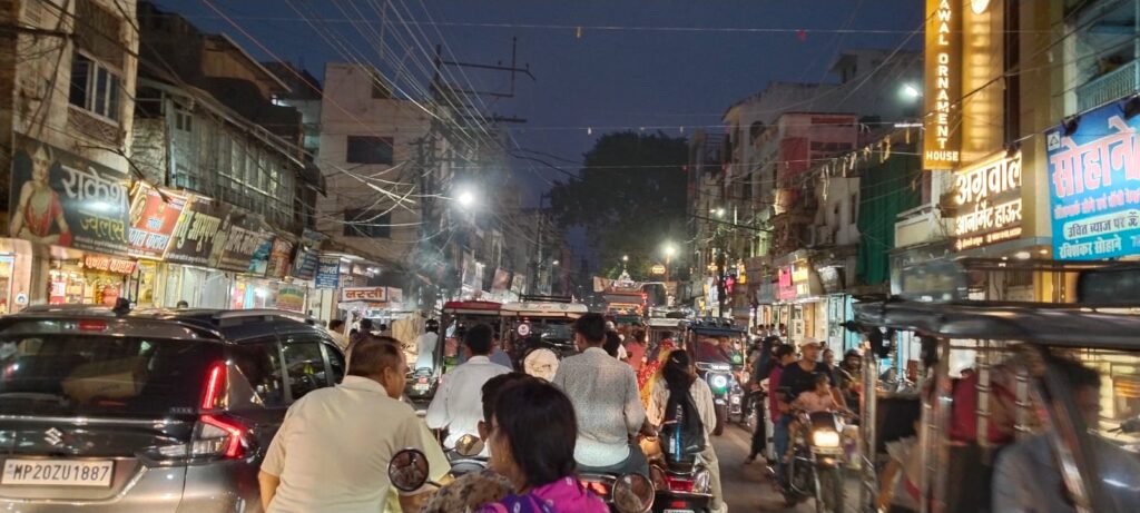 बाजार में ट्रैफिक जाम बना मुसीबत, पैदल चलना भी हुआ मुश्किल