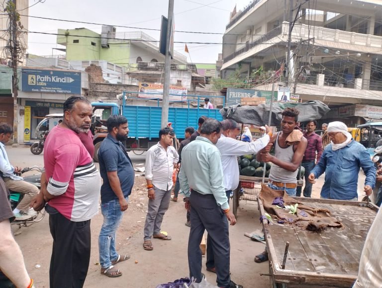 ग्वालियर में यातायात में बाधा पहुंचाने वाले अतिक्रमण को हटाया