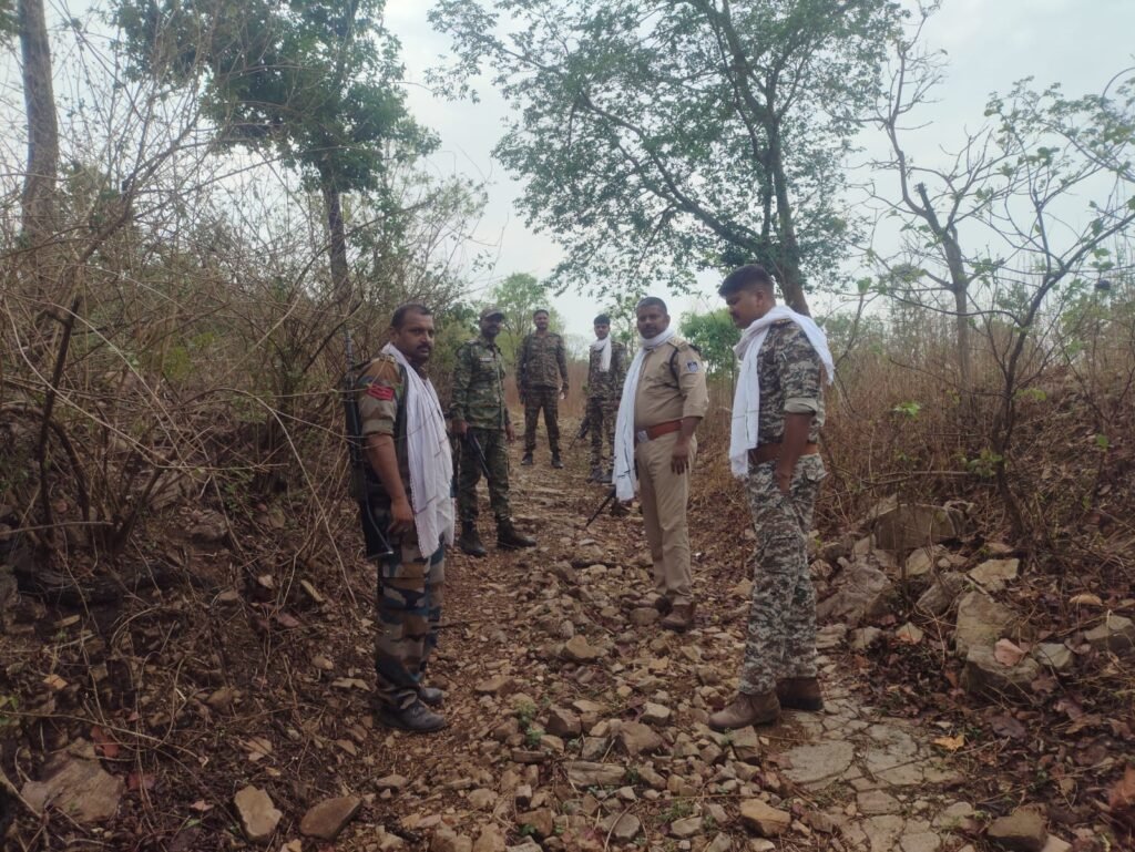 जंगल मे उतरी चित्रकूट अनुभाग की पुलिस, ड्रोन के माध्यम से की गई जंगल सर्चिंग