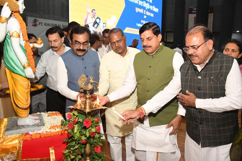 सीएम डॉ यादव ने दिव्यांगजन को बांटे नियुक्ति पत्र