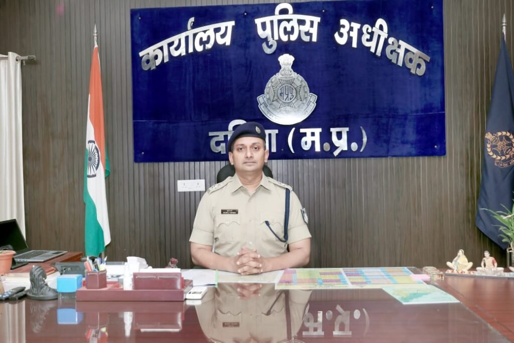 दतिया के नवागत पुलिस कप्तान सूरज वर्मा ने पदभार ग्रहण किया