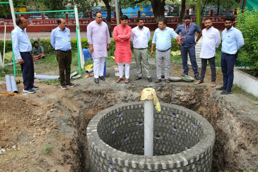 200 वर्ष पुरानी ऐतिहासिक बावड़ी को कर रहे पुनर्जीवित