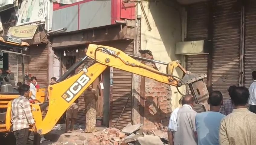 अब स्वयं तोड़ रहे लोग मकान- दुकान