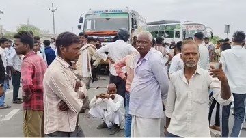 भिंड में ट्रक की टक्कर से बाइक सवार की मौत, आठ किमी लंबा जाम लगा।