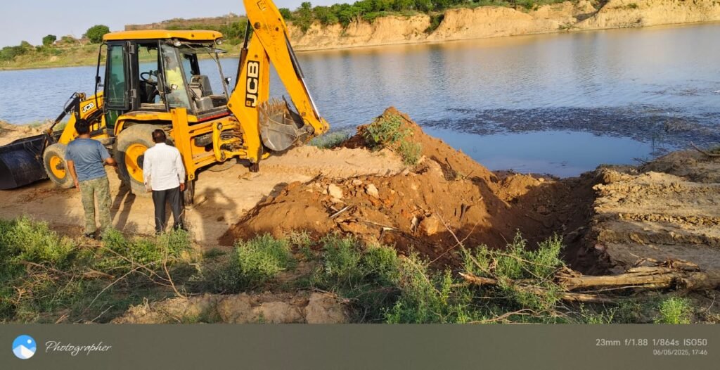 अवैध रेत उत्खनन रोकने जेसीबी से गढ्ढे कराए