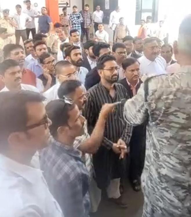 अंबेडकर प्रतिमा विवाद में सोशल मीडिया पर अभद्र पोस्ट, अधिवक्ताओं ने एसपी कार्यालय में की एफआईआर की मांग