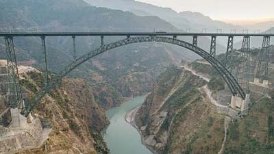 पहाड़ों पर रचा गया अभूतपूर्व इतिहास, दुनिया का सबसे ऊंचा रेलवे पुल है चिनाब ब्रिज