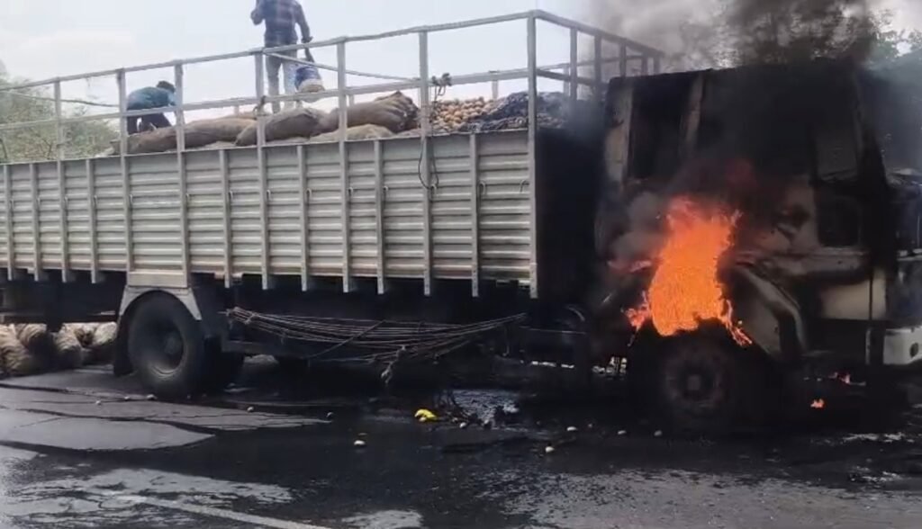 चलते ट्रक में भड़की आग, क्लीनर झुलसा