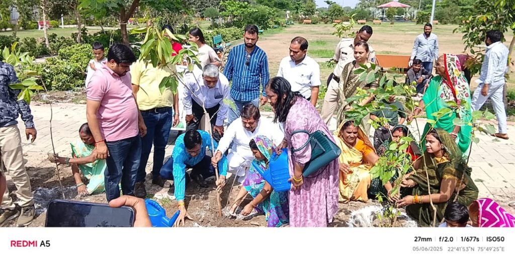 निगम द्वारा वुमन फॉर ट्री अभियान के अंतर्गत पौधों का रोपण