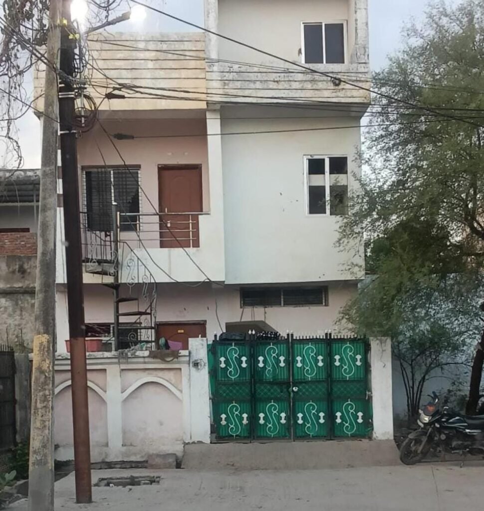 मकान में संदिग्ध गतिविधि की शिकायत, 3 युवक गिरफ्तार