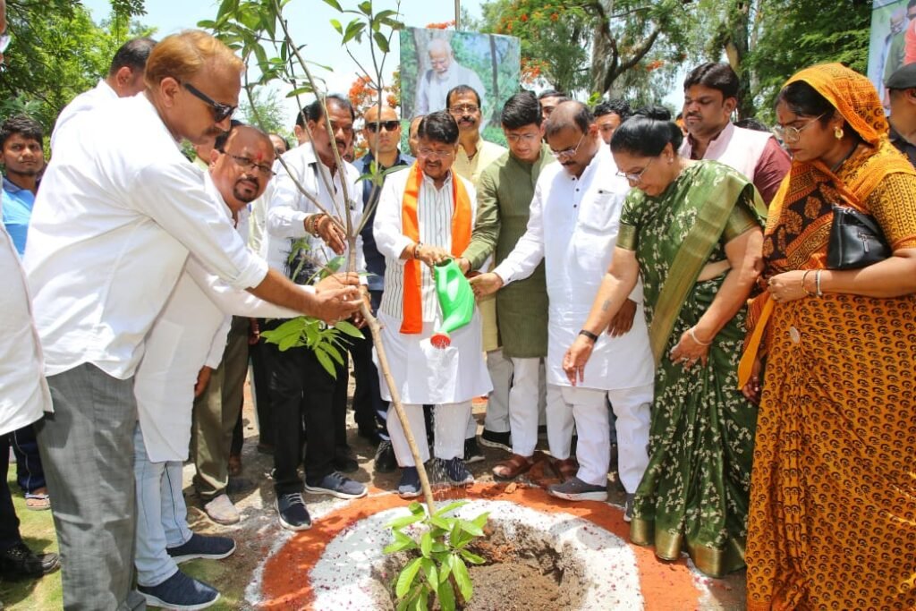 इंदौर के तापमान को कम करने के लिये पौधारोपण आवश्यक