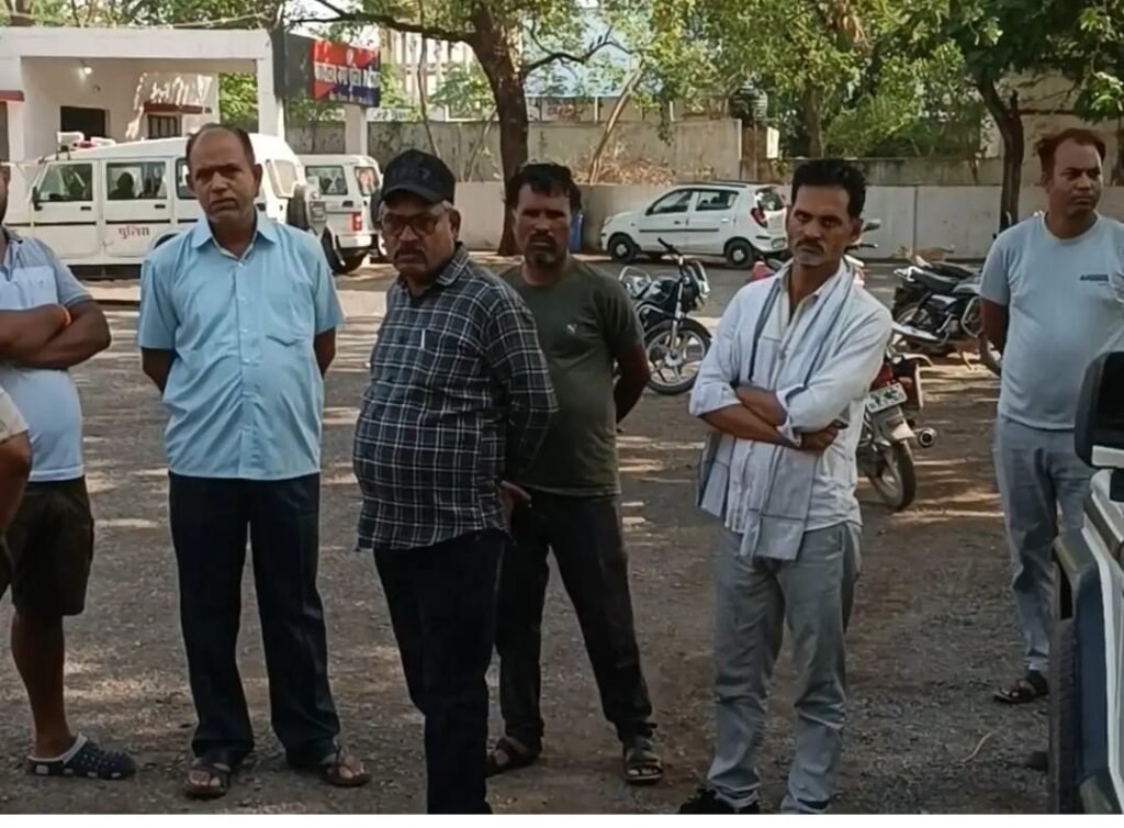 बस में चालक मृत मिला, परिजनों ने जताई हत्या की आशंका