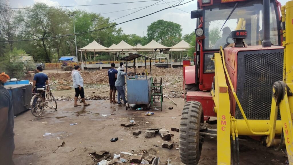 कोठी तिराहा क्षेत्र से हटा अतिक्रमण, 3 LPG सिलेंडर और 8 वाहन जब्त