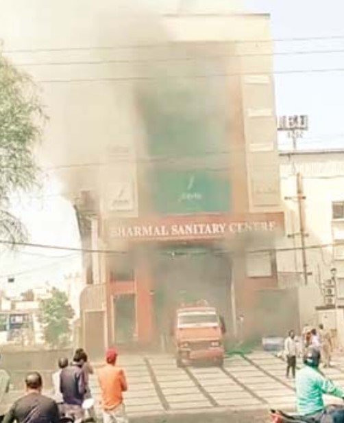 भीषण आग से दहला देवास नाका, सैनिटरी शोरूम जलकर हुए राख