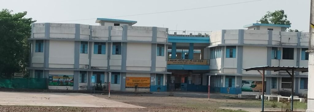 सांदीपनि विद्यालय में घुसा 8 फीट लंबा घोड़ा पछाड़ सांप, हड़कंप