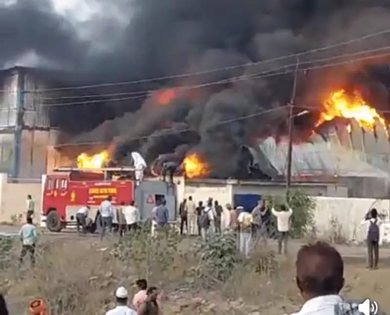 दो फैक्ट्रीयों में लगी भीषण आग