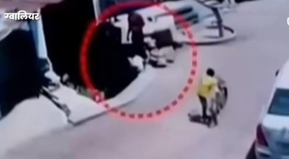 पड़ोसी ने 20 रुपए का लालच देकर मासूम को उतार दिया करेंट वाले नाले में, मौत