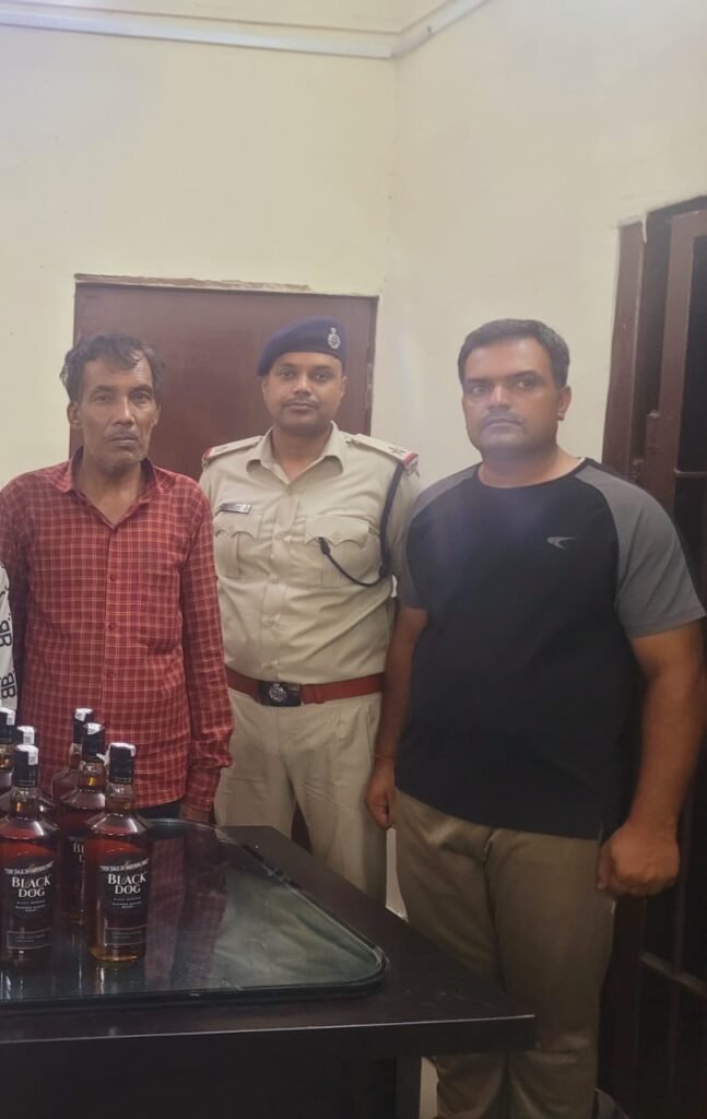 RPF: 17 बोतल अंग्रेजी शराब के साथ आरोपी गिरफ्तार