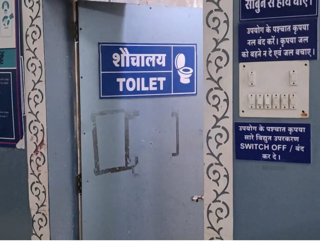 अस्पताल में नवजात का शव शौचालय में मिला, श्वानों ने नोच डाला