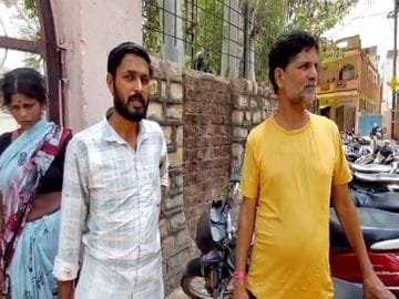 राजीनामा नहीं करने पर गोली मारी, हालत गंभीर, भाभी-भतीजी घायल