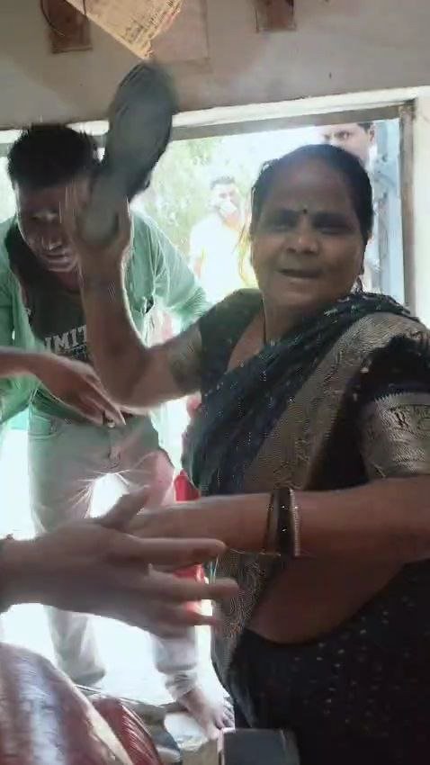 महिला सरपंच ने उपसरपंच पर चप्पल से किया हमला