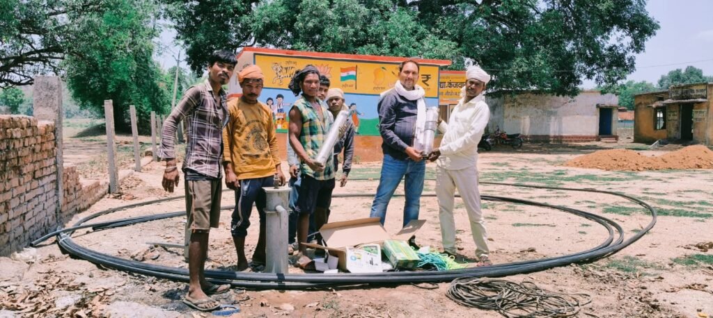 शिक्षक की अनोखी पहल, जनसहयोग से शाला परिसर में लगा पम्प