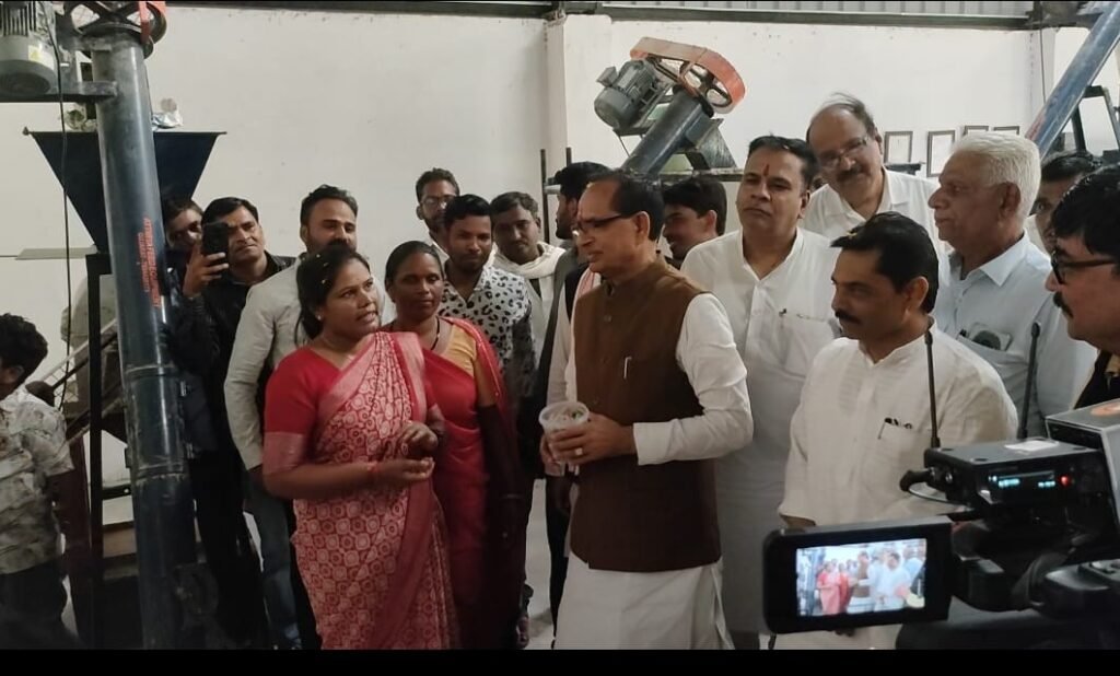 कृषि मंत्री चौहान ने समूह की महिलाओं से की चर्चा