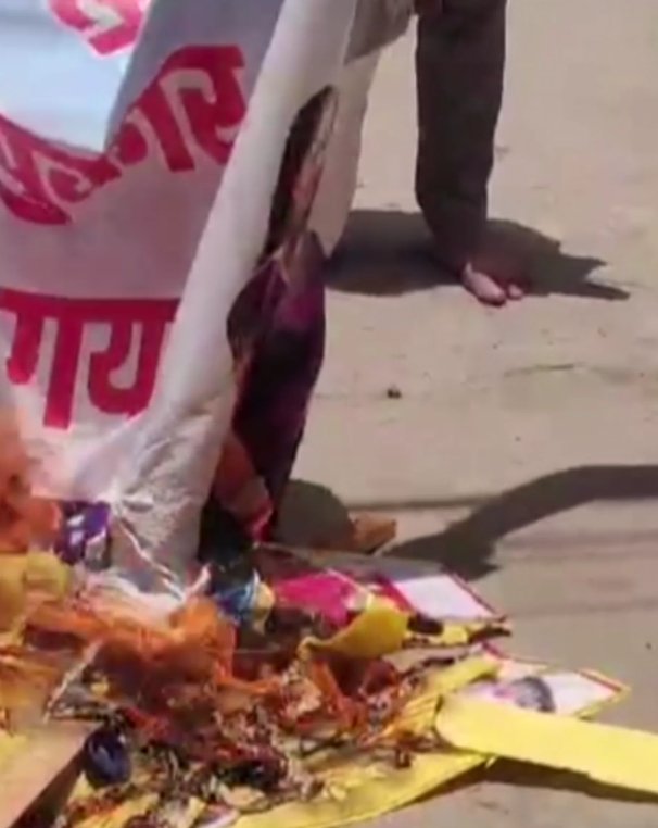 राजा मर्डर: रघुवंशी परिवार ने जलाए सोनम के पोस्टर