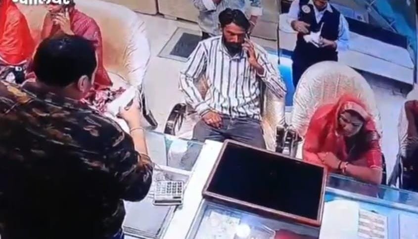 सराफा बाजार से दम्पत्ति ने चुराई एक लाख की सोने की झुमकी